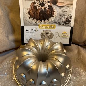 NWT Guardini bundt cake form still in box!